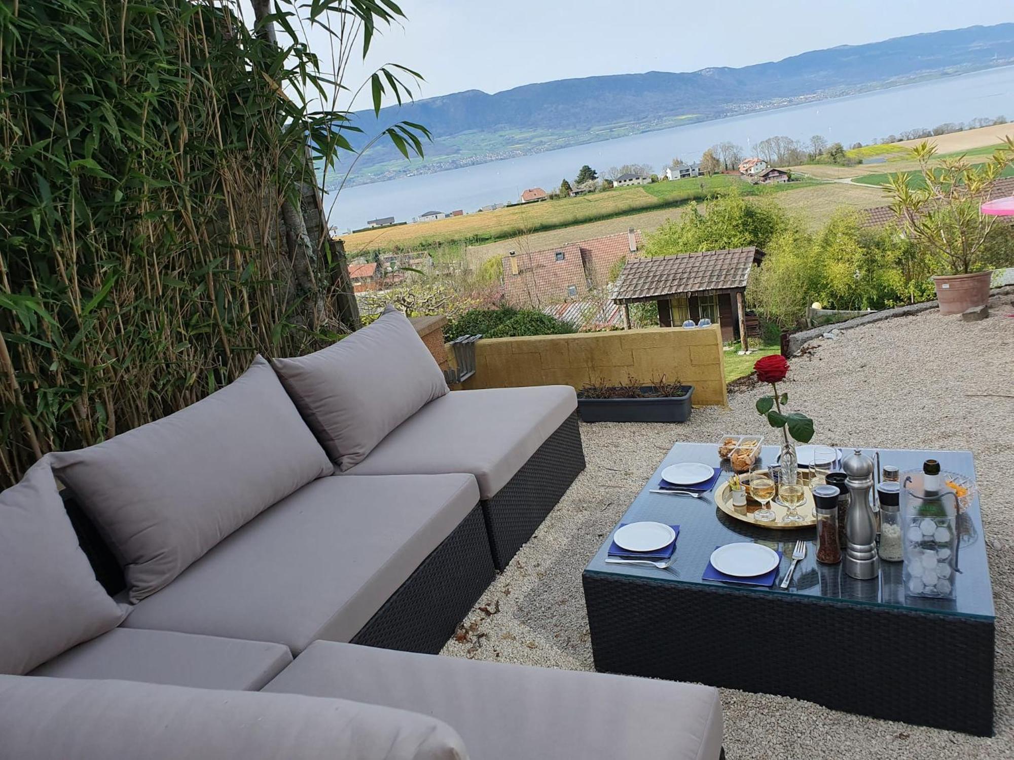 Chalet With Stunning Lake And Mountain Views Avec Une Vue A Couper Le Souffle, Une Spacieuse Terrasse Et Jardin Chatillon  Exteriör bild